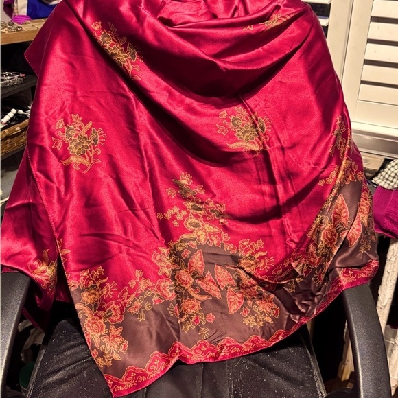 💫 Rare Vintage Victoria’s Secret Red Satin Shawl and / or Pashmina 💫 - Picture 2 of 16